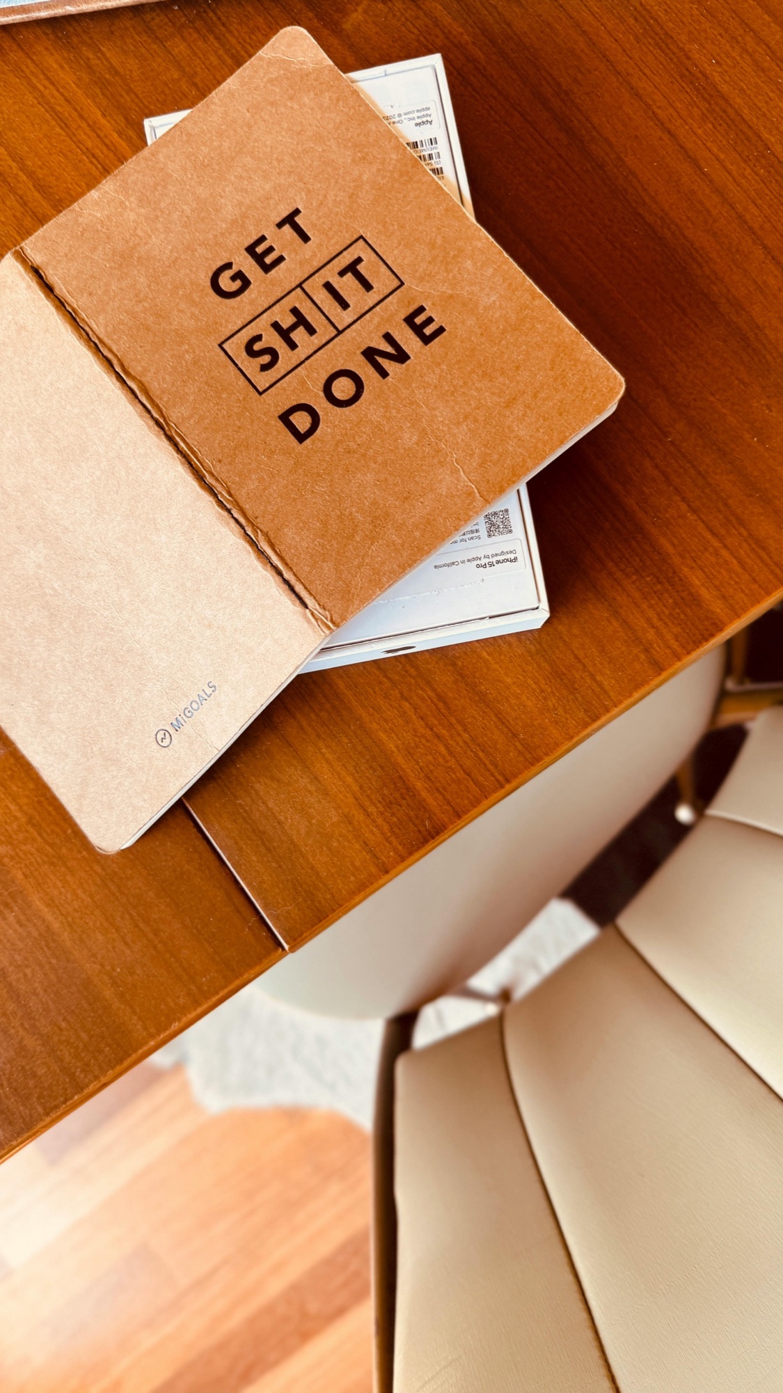 Ein aufgeschlagenes Buch erinnert mit dem Satz "Get Shit Done" daran, dass man in einem ruhigen Coworking Space produktiver arbeiten kann als zuhause