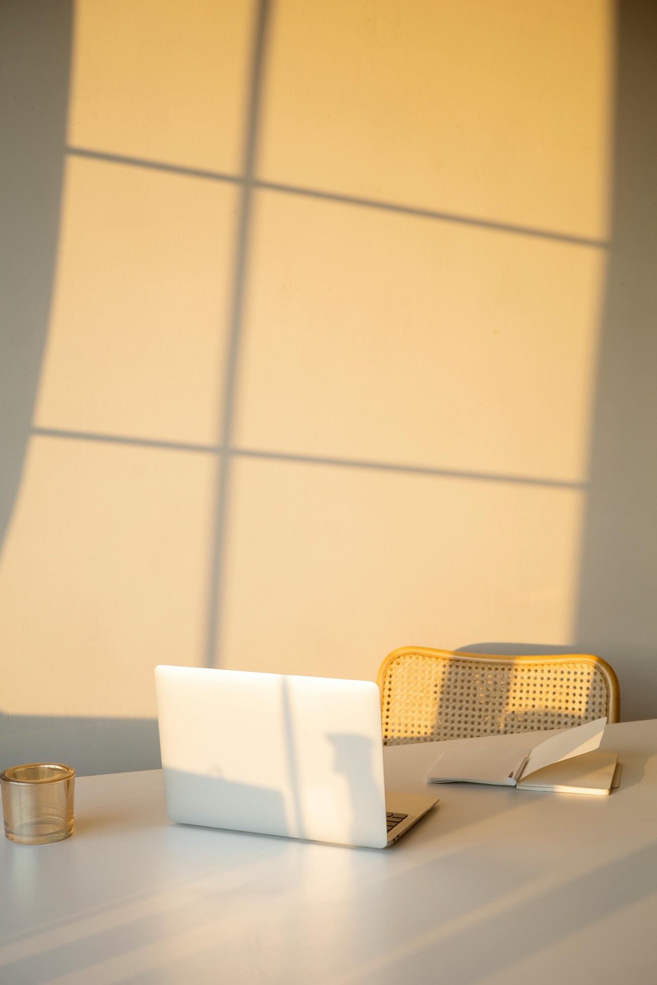 Ein leerer Coworking Platz in abendlichem warmen Licht