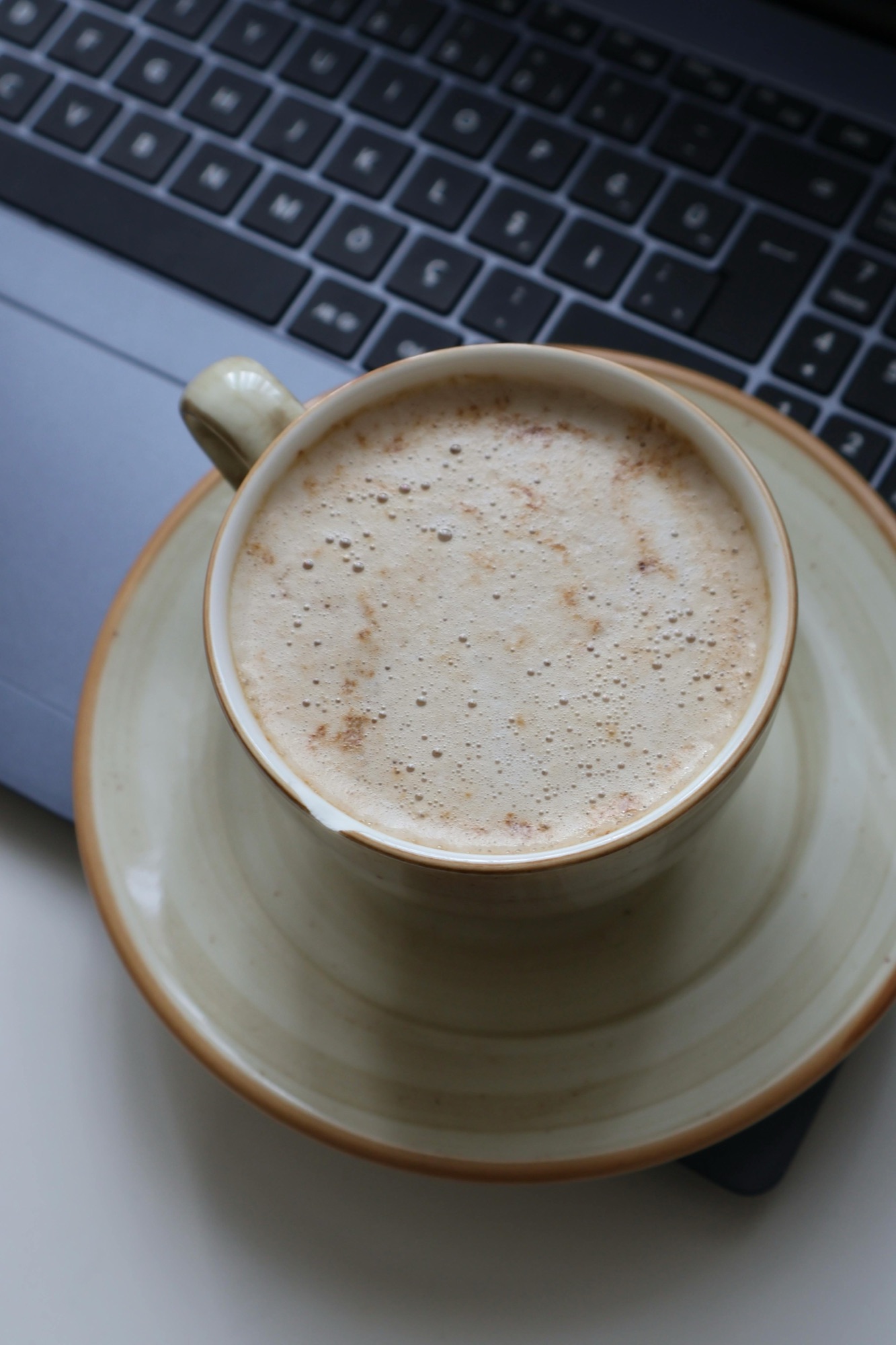 Ein Tasse Kaffee signalisiert, dass auch Pausen wichtig sind. Deshalb bietet der SweetSpot Coworking Space in Landshut auch eine kleine ruhige Kaffeelounge